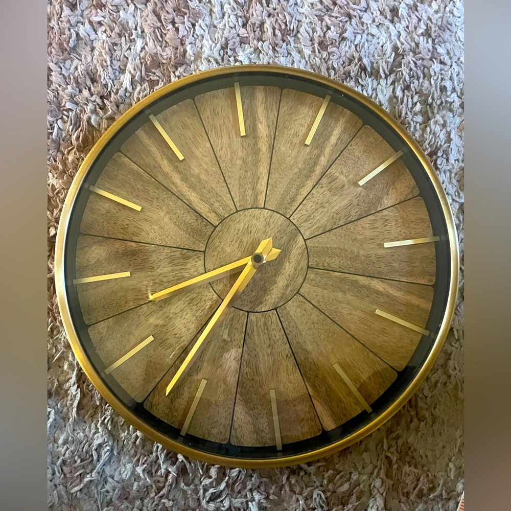 *Item is missing do
Not purchase * Wall Clock 16” With New Battery